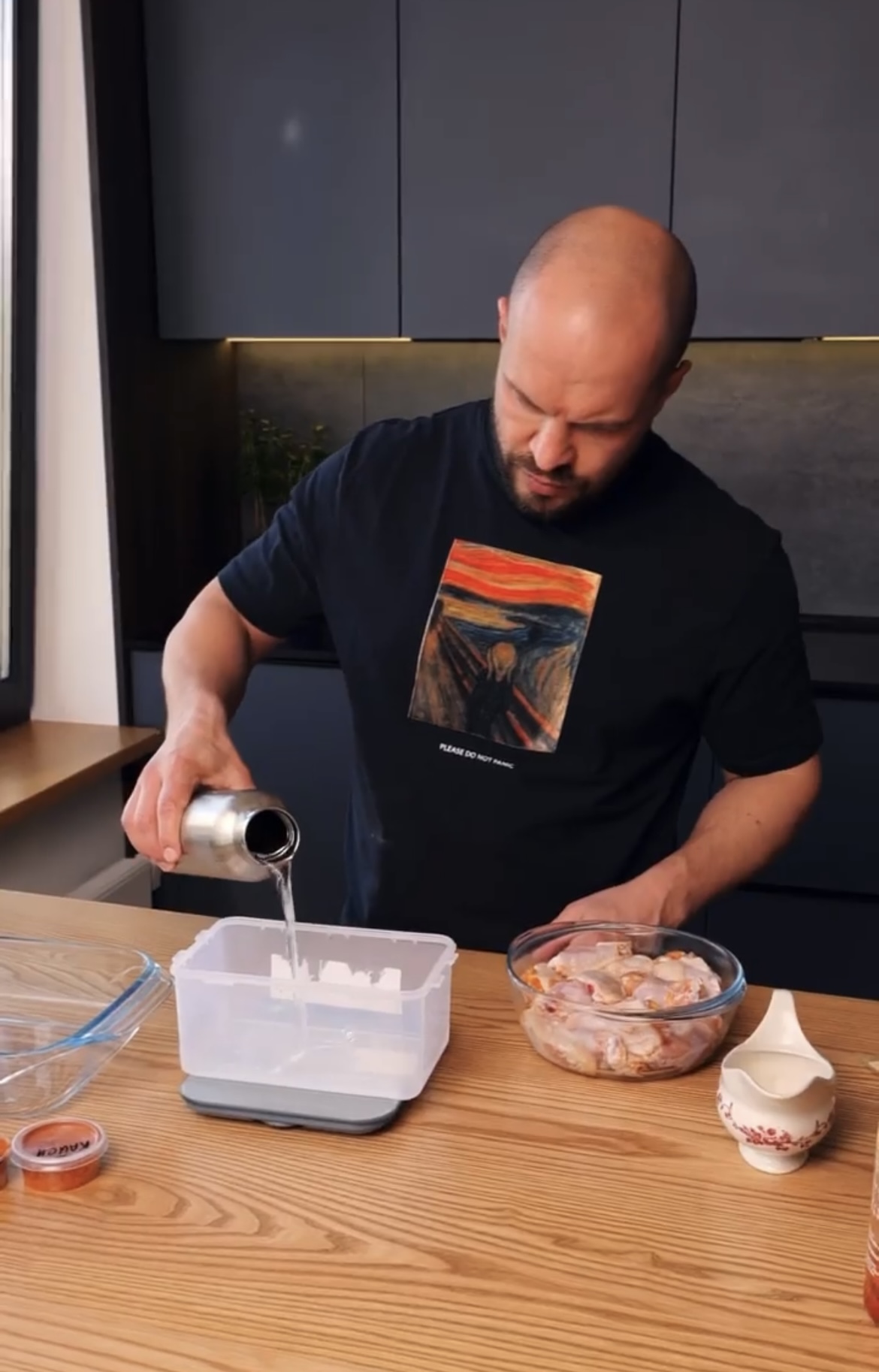 Вкусные хрустящие жареные крылышки: невероятно простой рецепт от известного кулинара